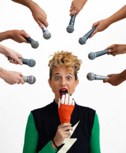 Letruxl no CIRCO VOADOR - RJ Letrux no Circo Voador é sempre um acontecimento. A cada novo voo pela lona bate aquela expectativa pra saber o que ela vai entregar. E, sexta, 04 de julho, a cantora chega com um presentaço para celebrar 20 anos do seu primeiro show ao vivo. No repertório, Letrux promove uma verdadeira viagem pela maravilhosuda cena independente brasileira dos anos 2000 a 2010, revisitando canções de artistas que, junto com ela, fazem o midstream nacional ser tão potente: Céu, Tulipa Ruiz, Ava Rocha, Anelis Assumpção, Domenico Lancellotti, Curumin, Cidadão Instigado, entre outros. Dando início aos trabalhos e diretamente de Floripa, a banda Nouvella traz seu rock e blues em seu début no palco do Circo. Nos intervalos, rola aquele DJ set classudo com Tata Ogan. Uma boniteza dessas não dá pra perder. Bora todo mundo! Otimizações a Considerar: Certifique-se de incluir todas as informações relevantes, como data, horário, localização e preço do ingresso, para facilitar a compreensão do público. Utilize negrito para destacar informações importantes, como a data, horário e preço do ingresso. Considere adicionar um apelo à ação claro para encorajar os leitores a entrar em contato para mais informações ou comprar ingressos. Mantenha a descrição do evento concisa, envolvente e informativa para atrair o interesse do público-alvo. Verifique a ortografia, gramática e formatação para garantir um texto profissional e sem erros. Se necessário, inclua detalhes adicionais relevantes, como a presença de artistas especiais, atrações ou atividades específicas relacionadas ao evento. Evento escrito em Portugues do brasil e traduz para inglês com um separador a baixo