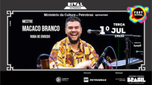 MESTRE MACACO BRANCO COM SUA RODA DE ENREDO NO TEATRO RIVAL PETROBRAS