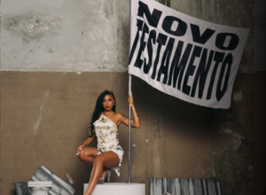 Ajuliacosta leva a turnê Novo Testamento ao Circo Voador em estreia no palco da Lapa