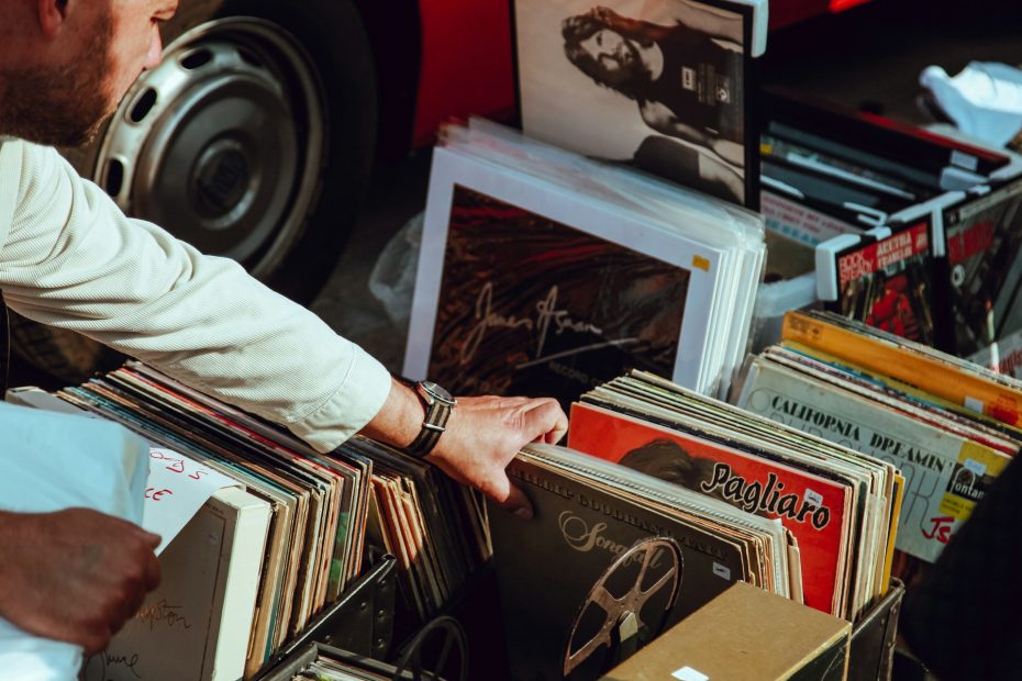 Discover vinyl fairs and record stores in Rio de Janeiro, with addresses, days to search, musical styles and tips for buying LPs.